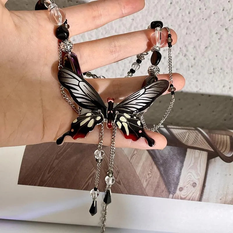 Collana con nappa a farfalla nera: gioiello fatto a mano con perline.