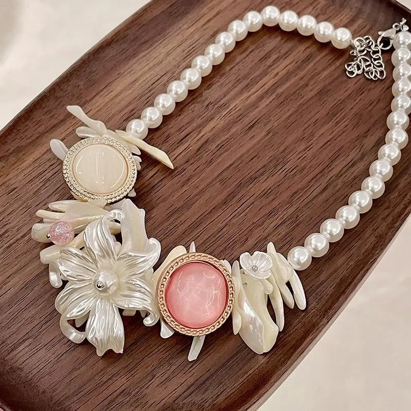 Collana di perle a forma di fiore in conchiglia, realizzata a mano: design naturale e irregolare