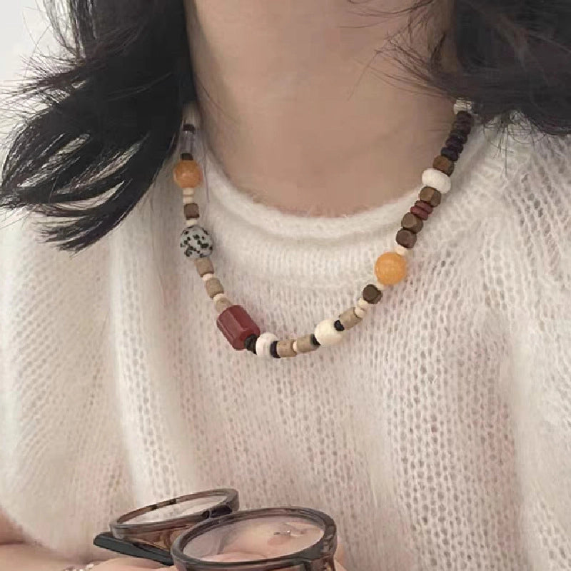Collana composta da perline di pietra naturale e legno, collana asimmetrica di perline colorate