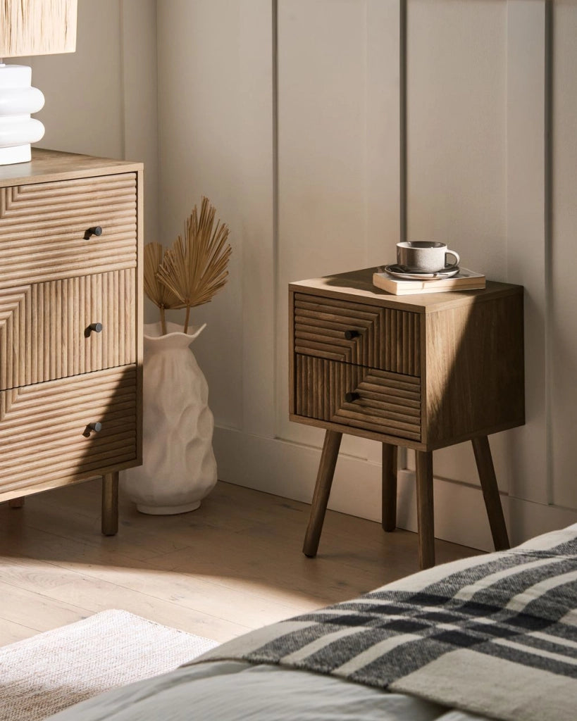 Comodino marrone chiaro in MDF con gambe in legno di pino e 2 cassetti Tavolino moderno