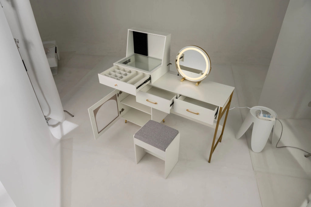 Toeletta con specchio LED girevole, sgabello, prese elettriche, cassetti e 120 supporti per anelli per camera