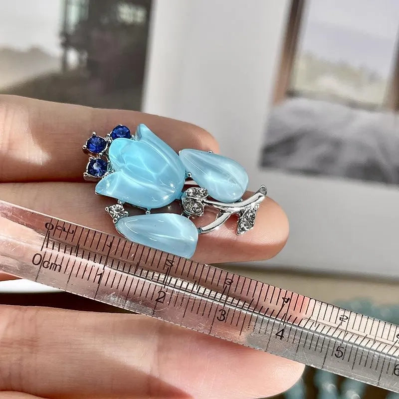 Set composto da collana e orecchini con cristalli blu: gioielli realizzati a mano con perline.