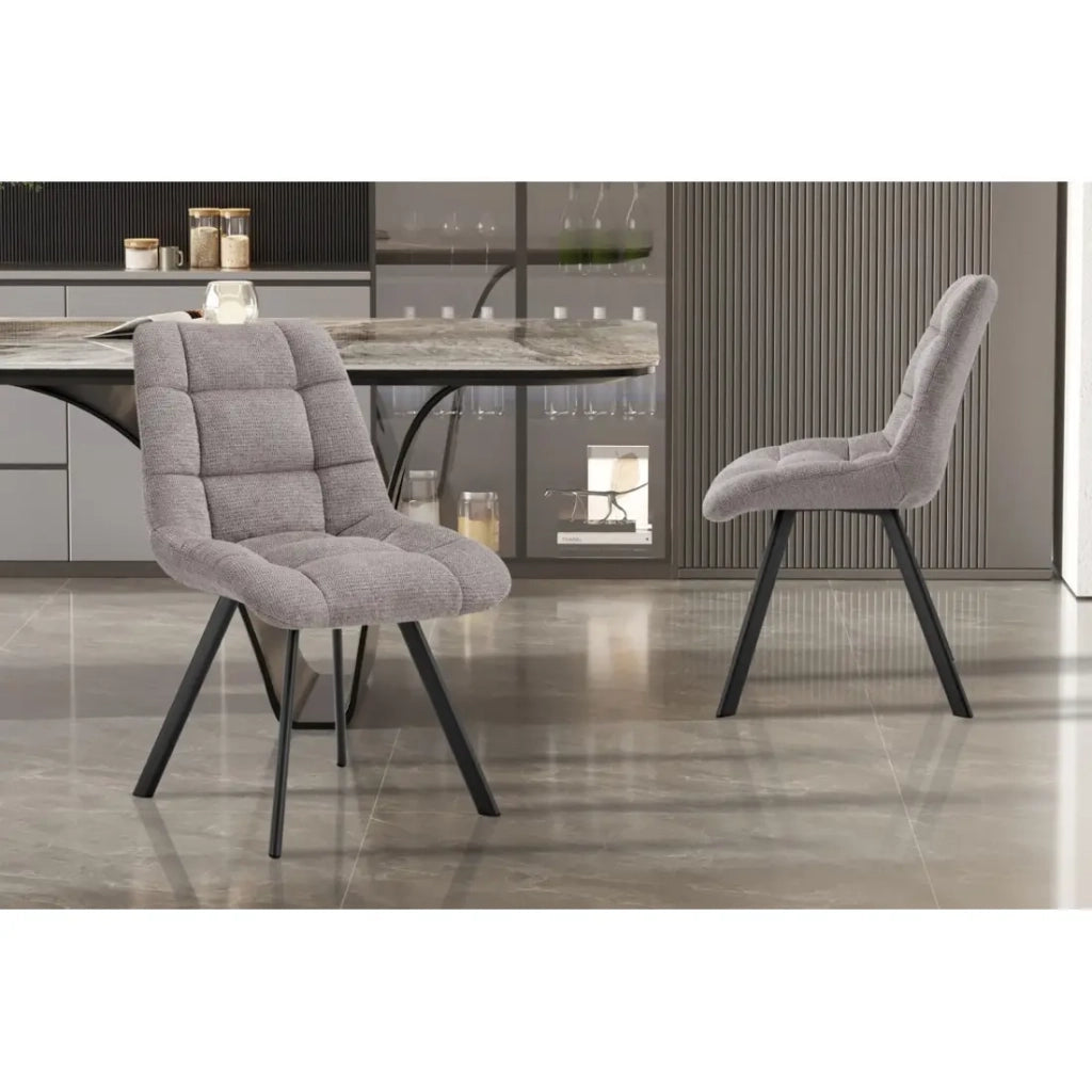 Set di 2 sedie VELMA – Tessuto grigio chiaro – Gambe in metallo – Design moderno – Eleganza morbida e luminosa