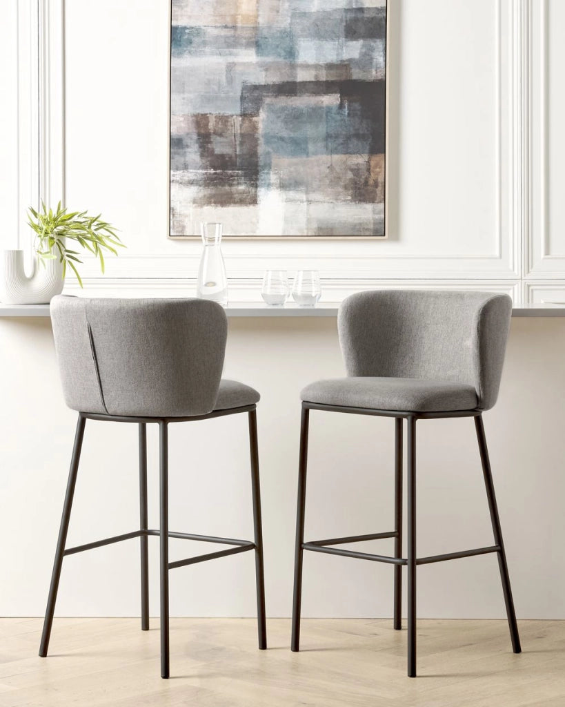 Set di 2 sedie da bar Rivestimento in bouclé grigio Gambe in metallo nero Sgabelli senza braccioli Schienale curvo Sala da pranzo moderna Cucina