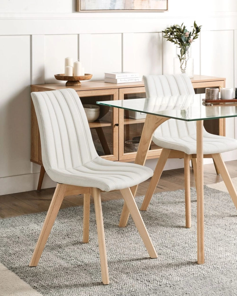 Set di 2 Sedie da Pranzo Tessuto bianco sporco e Gambe in Legno Imbottitura verticale Schienale curvo