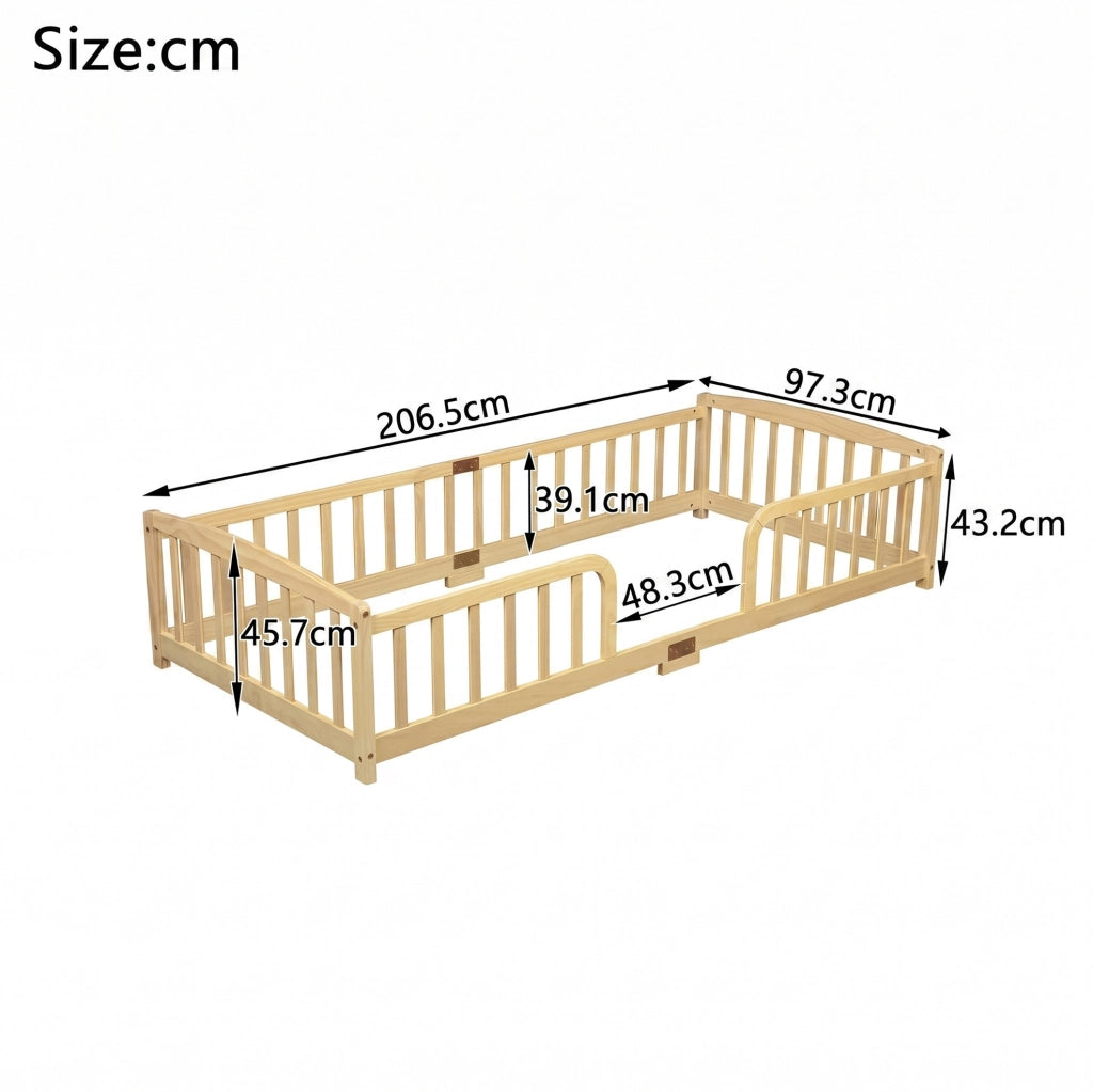 Letto a pavimento 90x200 cm con accesso centrale e sponde di sicurezza in legno colore naturale