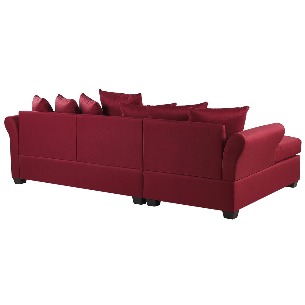 Divano ad angolo in tessuto rosso scuro con gambe nere in stile minimalista. Soggiorno