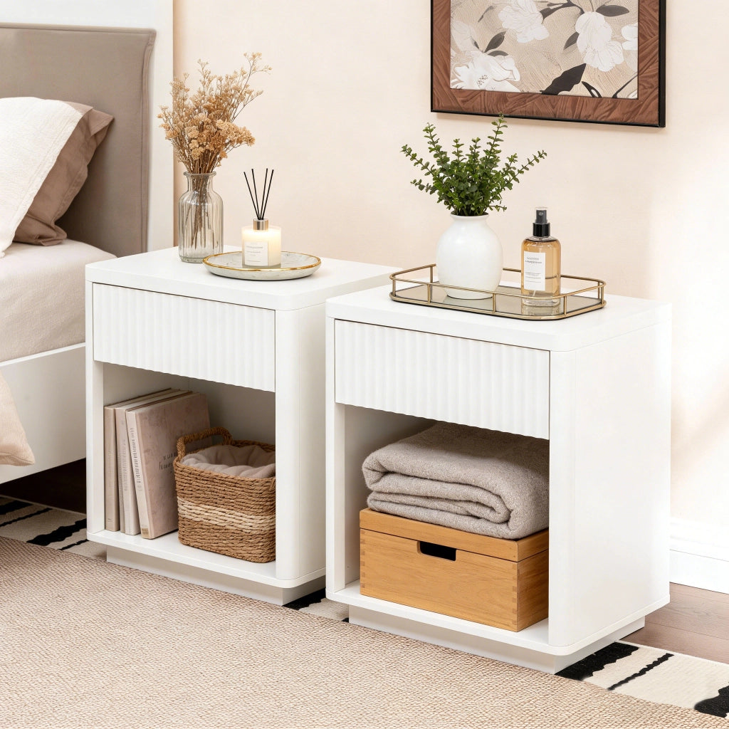 Comodino con 1 cassetto e 1 vano aperto design a onde per camera da letto in MDF bianco 63,5 × 38 × 46,5 cm