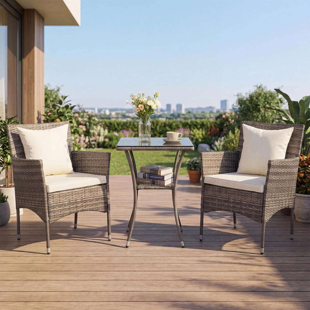Set da Salotto da Giardino 3 Pezzi, 3 Pezzi Set Mobili da Esterno in Rattan con Tavolo in Vetro Temperato a Doppio Ripiano, Set da Conversazione con Cuscini per Veranda (Grigio+Bianco)