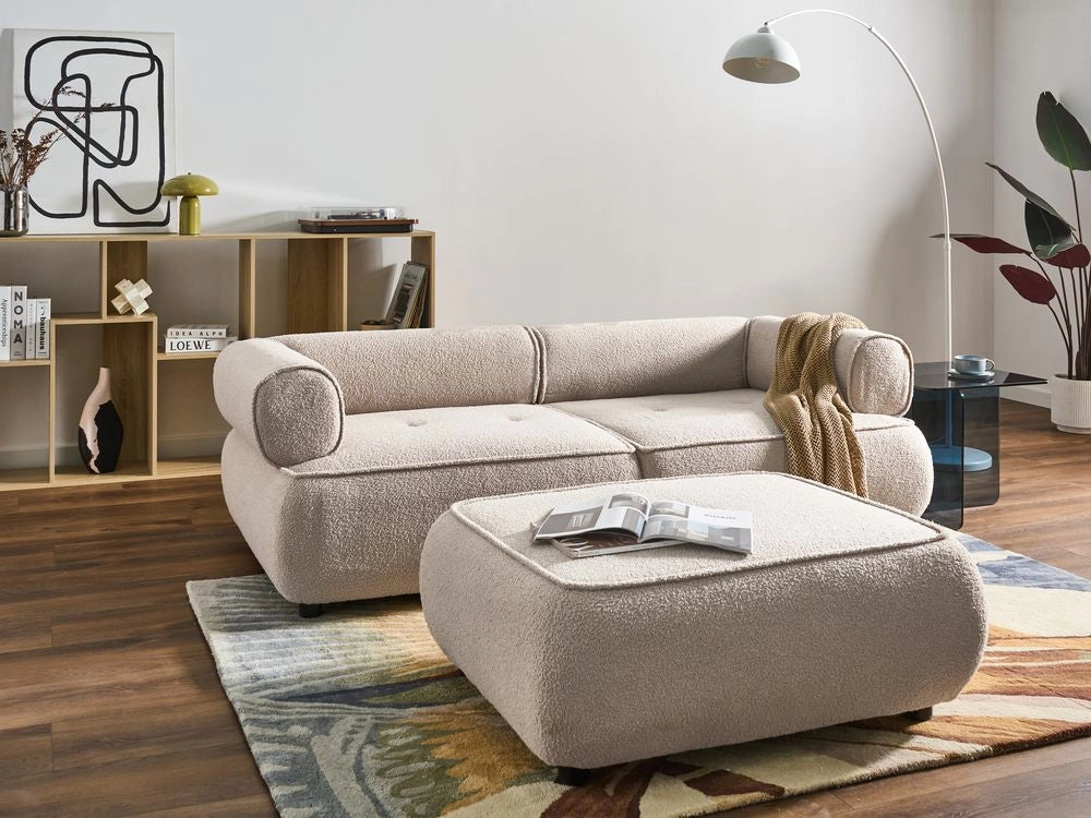 Divano a 3 posti con pouf beige bouclé braccioli arrotondati rivestimento di alta qualità seduta trapuntata con poggiapiedi stile Mid-Century