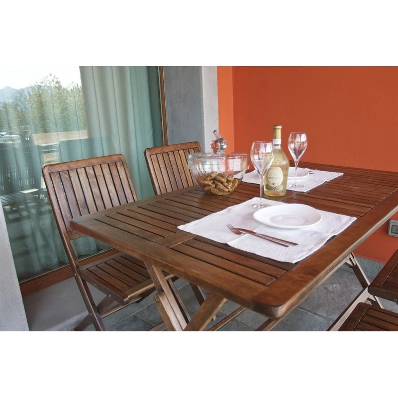 Set tavolo da giardino pieghevole con 4 sedie in legno carpino, 135x75 cm, finitura noce, salvaspazio esterno - Esterni da Vivere