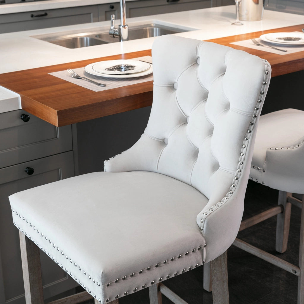 Set di 2 Sgabelli da Bar con Schienale Alto e Borchie Decorative; per Cucina e Sala da Pranzo; Velluto Beige