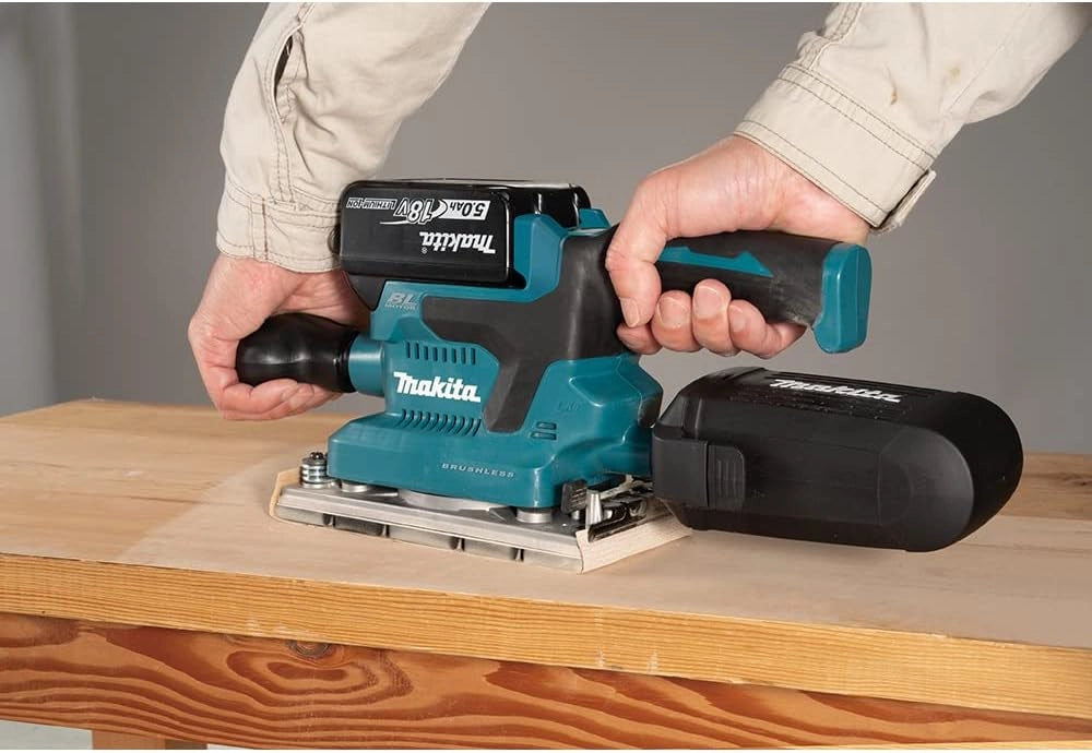 DBO380RTJ 18V Li-ion LXT Levigatrice per finitura brushless completa di 2 batterie da 5,0 Ah e caricabatterie fornito in una custodia Makpac