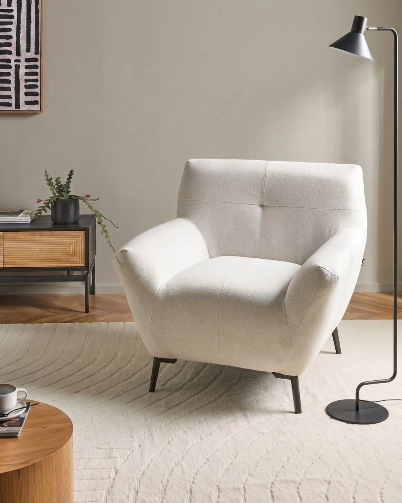Poltrona in tessuto bianco sporco con braccioli, trapuntatura decorativa e gambe in metallo nero angolo lettura moderno per il soggiorno