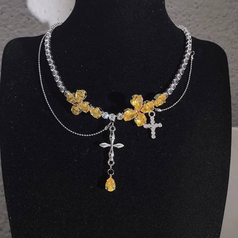 Collana con ciondolo a croce e fiore in zirconi gialli: gioiello fatto a mano con perline.