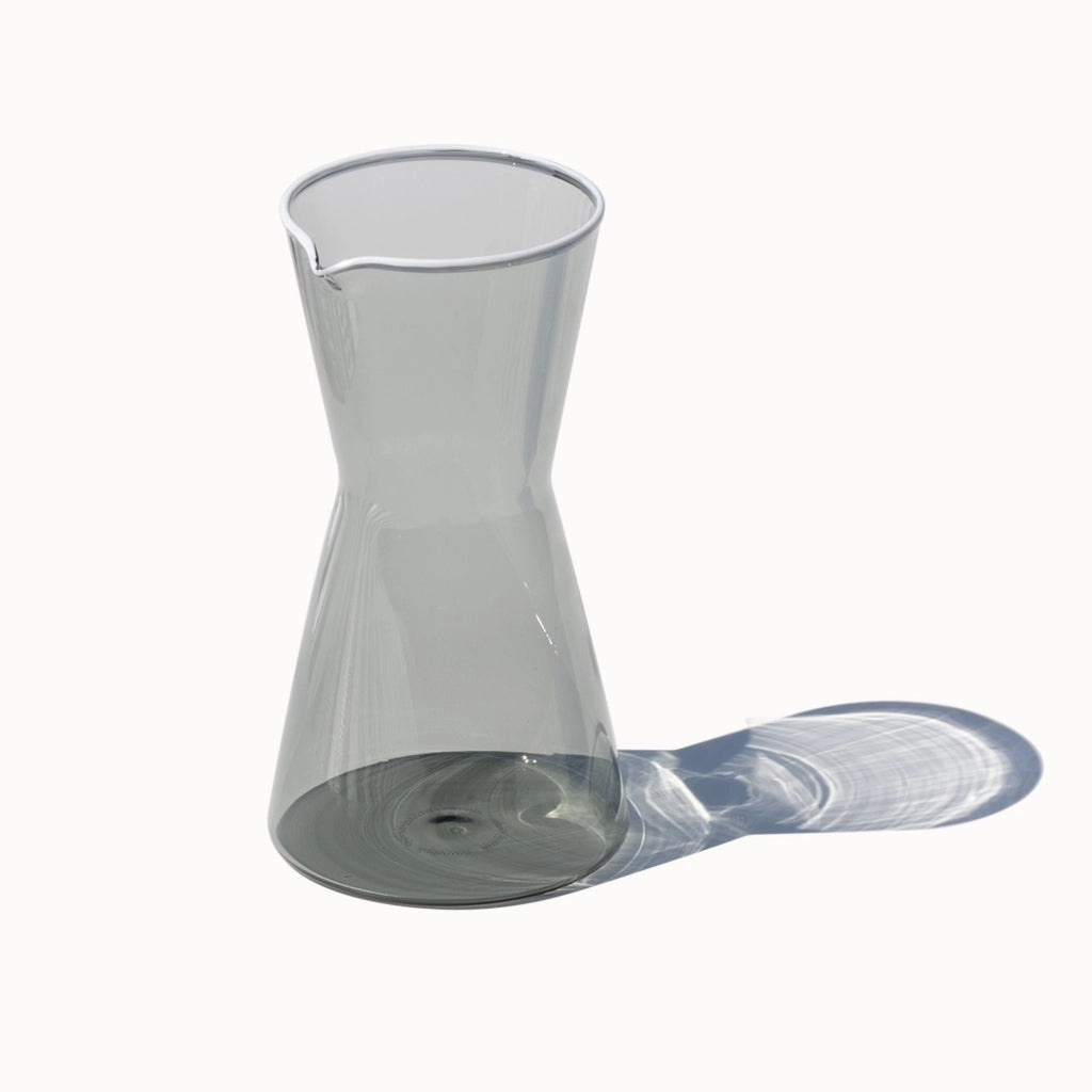 Zafferano Caraffa Classy in Vetro Borosilicato Soffiato a Mano Grigio, Design Geometrico Elegante ed Ergonomico per Servizio Tavola Raffinato