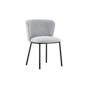 Sedia ARTHUS – Tessuto grigio chiaro con piedi in metallo nero – H76 × L52 × P54 cm