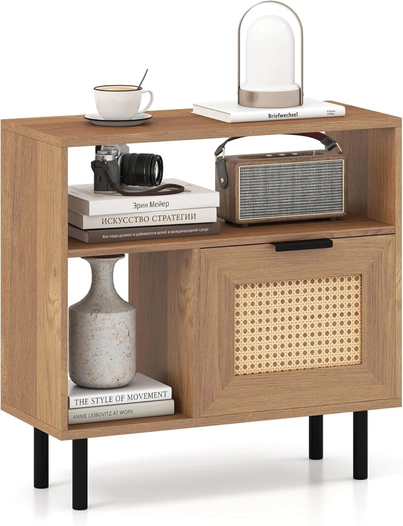 Tavolino da Salotto Boho in Rattan, Comodino con Ripiano Portaoggetti, Armadietto e Gambe in Metallo, Tavolino Versatile per Soggiorno, Camera da Letto e Ingresso