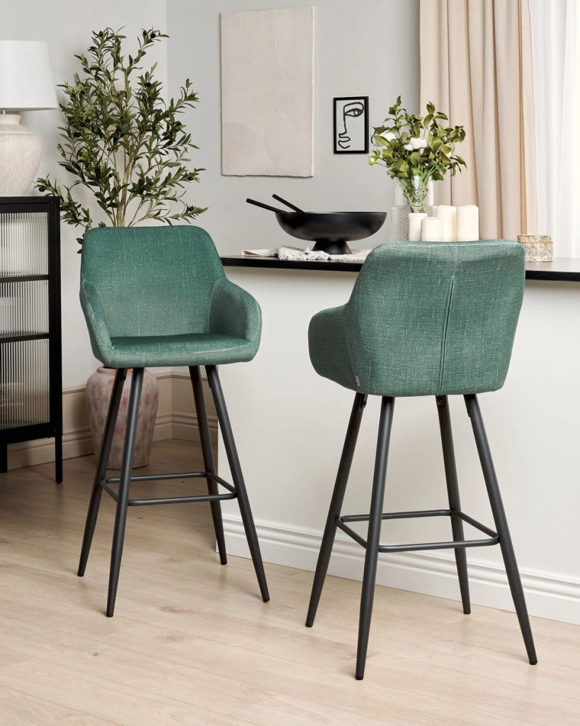 Set di 2 sgabelli da bar in velluto verde con seduta imbottita con braccioli e gambe in metallo stile moderno soggiorno
