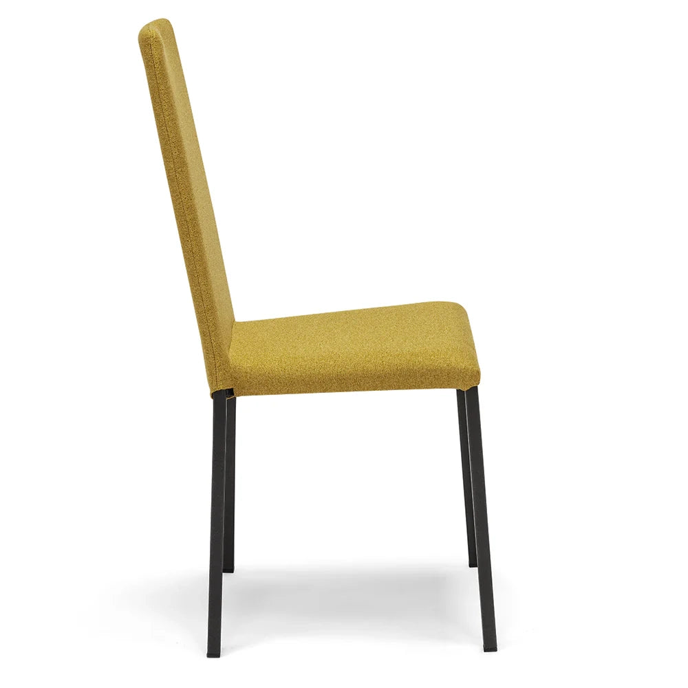 Set 6 sedie imbottita modello BETTY STYLE per interni, design moderno, gambe quadre in metallo, schienale e seduta rivestiti con tessuto morbido al tatto Senape