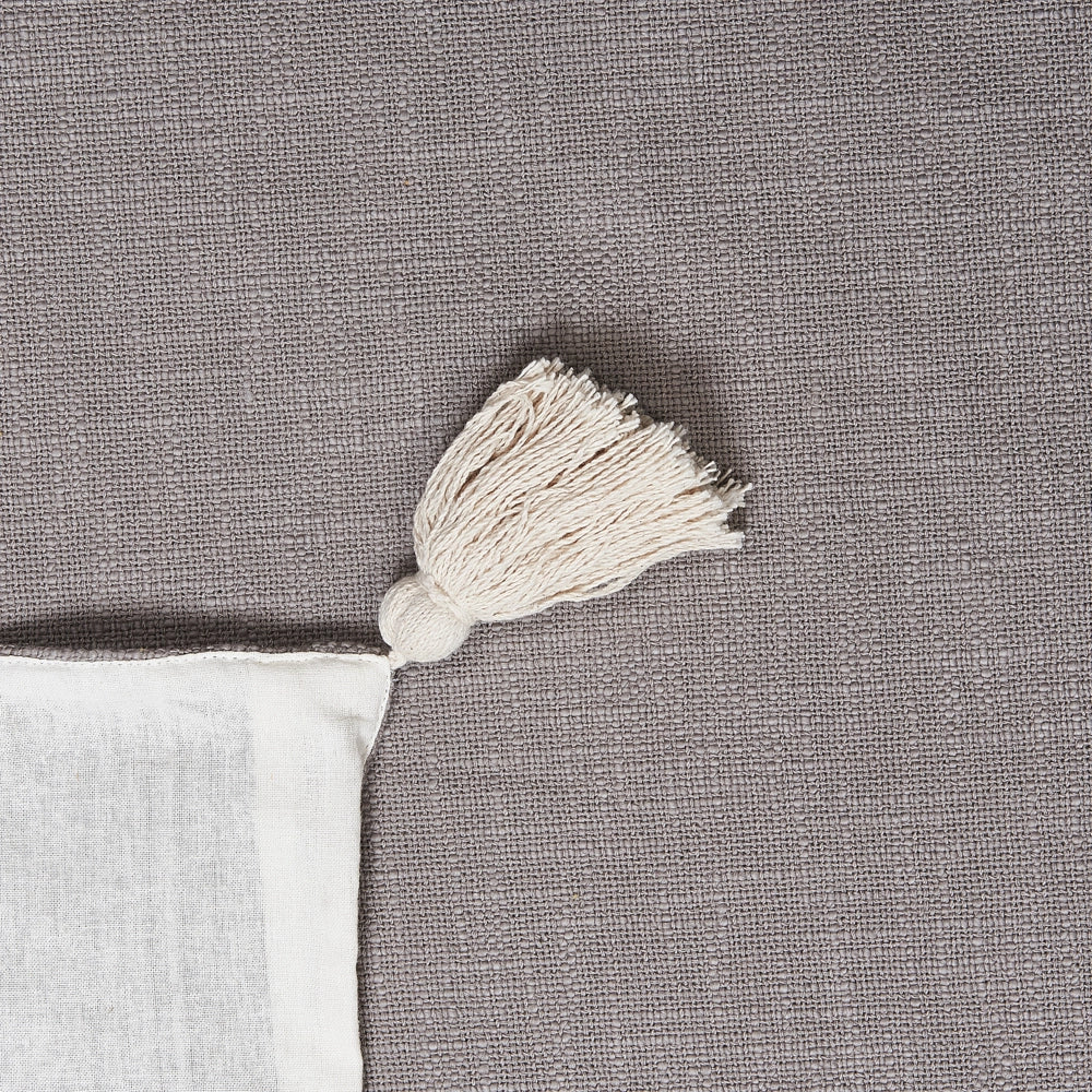 Coperta in cotone grigio 130 x 180 cm copriletto moderno motivo chevron frange soggiorno camera da letto