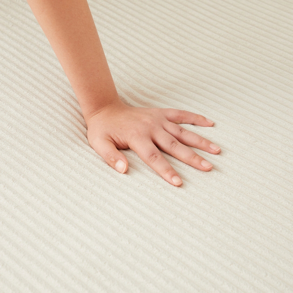 Divano angolare a L con chaise longue; braccioli curvi e cuscini in velluto a coste beige