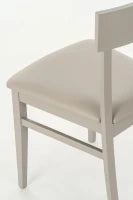E-STYLO Sedia in legno laccato grigio chiaro con seduta rivestita in similpelle, imbottita, 44cm X 45cm H. 82cm.