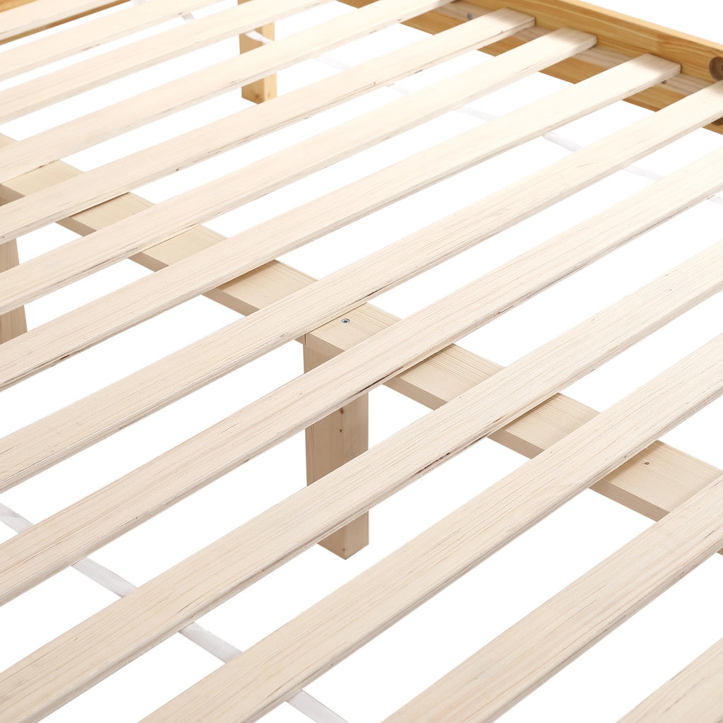 Letto matrimoniale 160x200 cm con 15 doghe e piedini centrali; legno di pino e PE-Rattan naturale