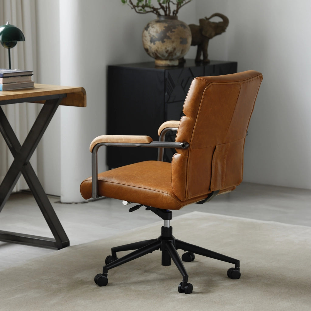 Sedia da ufficio in pelle marrone con ruote girevoli