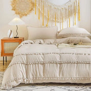 Set di coperte letto bohemien lussuoso con piume e frange in colori beige eleganti
