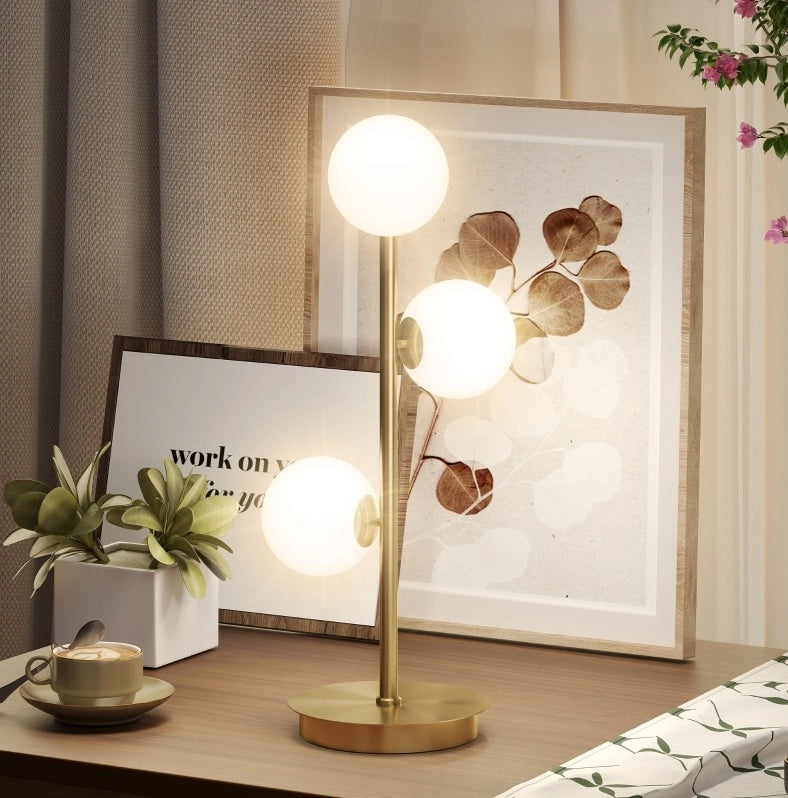 Lampada da tavolo 24x24x53 cm finitura ottone, 3 sfere, per camera –