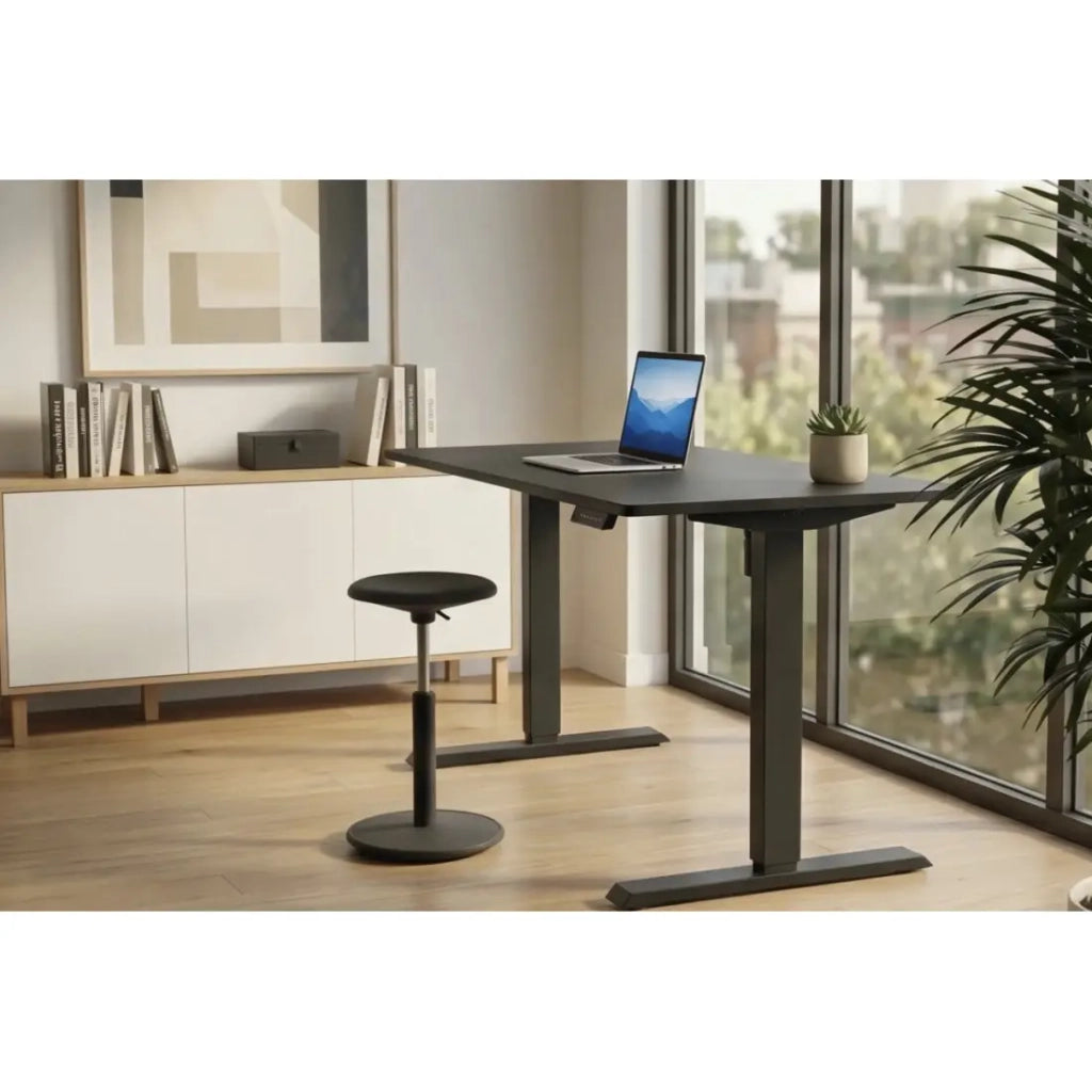 Scrivania elettrica OFFIX nera opaca 140 cm regolabile in altezza – Piano in MDF e gambe metalliche