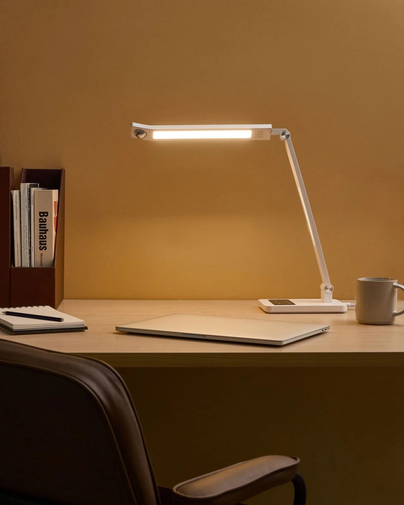 Lampada da scrivania a LED sintetico Braccio regolabile Paralume rotante Dimmer Sensore di movimento 3 colori Casa Ufficio Bianco