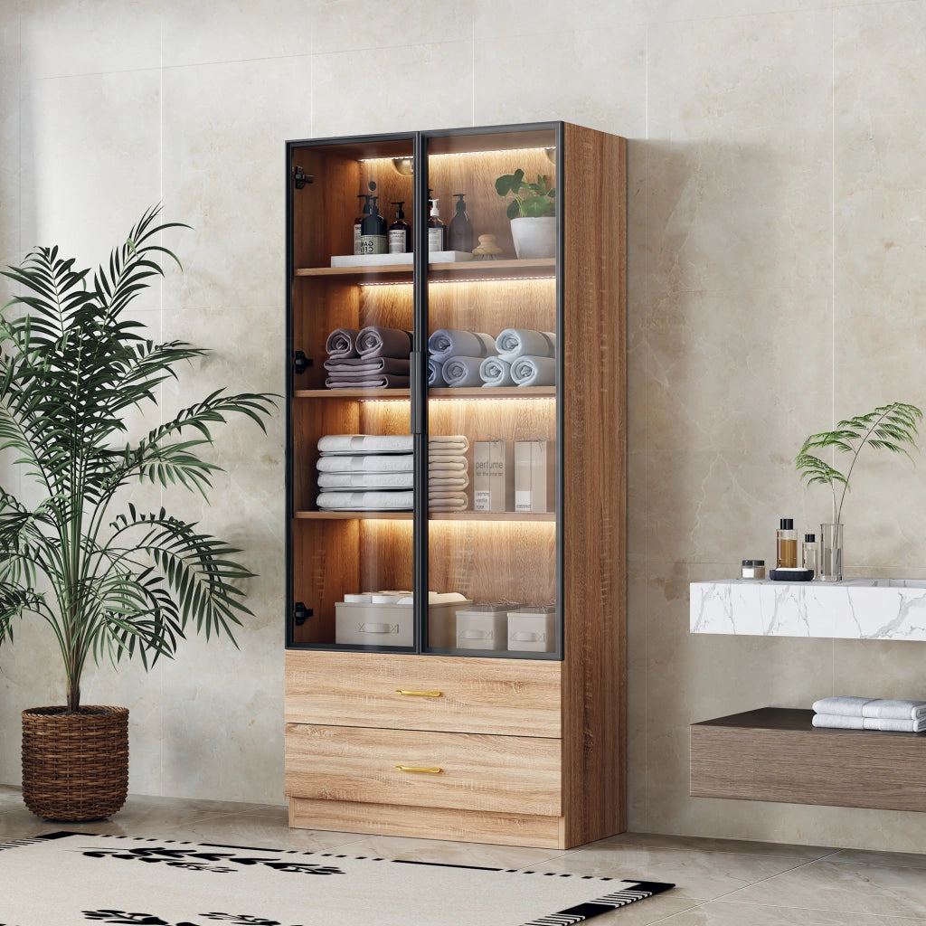 Mobile da bagno alto in MDF marrone con vani aperti; ante e vetro temperato