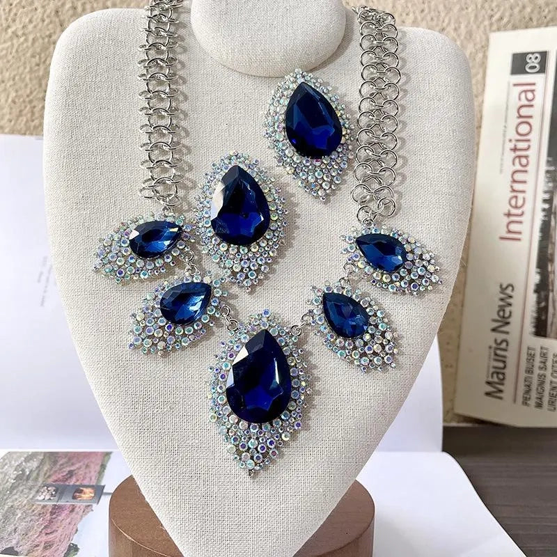 Orecchini e collana fatti a mano con cristalli blu diamante, regalo di Natale o di compleanno.