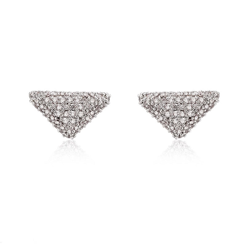 Orecchino a clip triangolare con zirconi microverniciati e decorazione 3D effetto diamante.