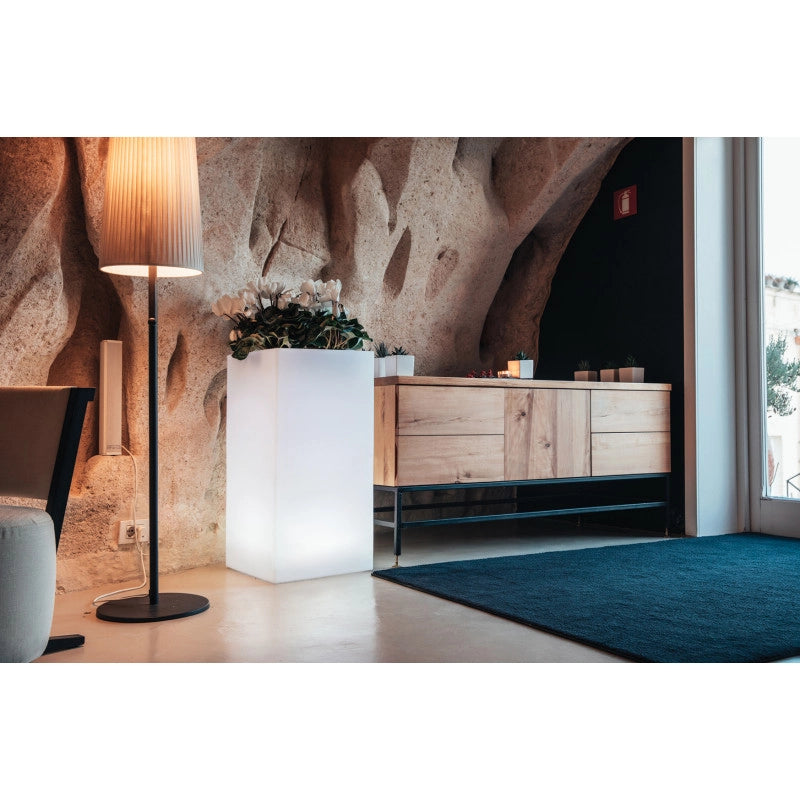 Vaso luminoso alto moderno di design 40x40 H80 in polimero resistente con LED multicolor con bateria e solare per interno ed esterno - Made in Italy