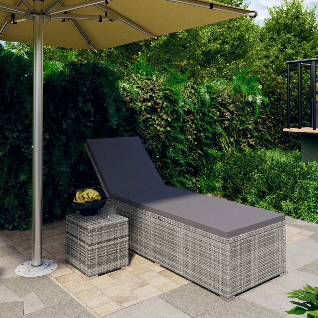 Lettino Prendisole con Cuscino e Tavolino in Polyrattan Grigio 46227