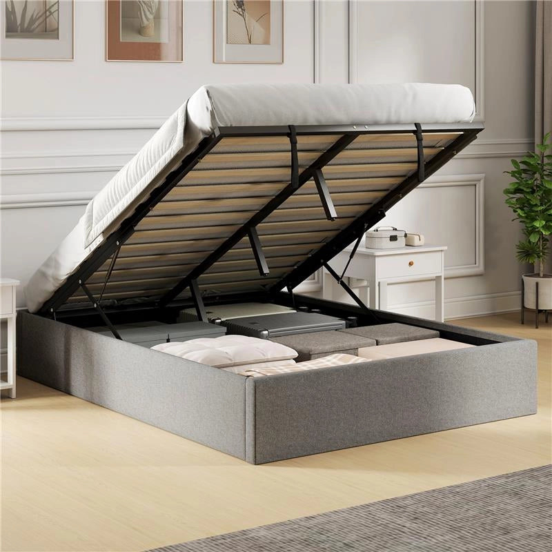 LETTO CONTENITORE MATRIMONIALE 190X140 CM, DOGHE IN LEGNO, PISTONE A GAS E RIVESTIMENTO IN TESSUTO, GRIGIO