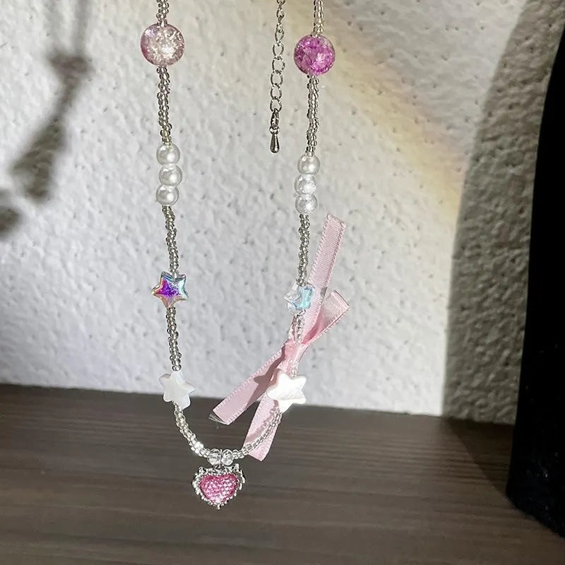 Collana con ciondolo a forma di cuore rosa e fiocco, realizzata a mano con perline e zirconi. Regalo di Natale per donna, regalo di compleanno.
