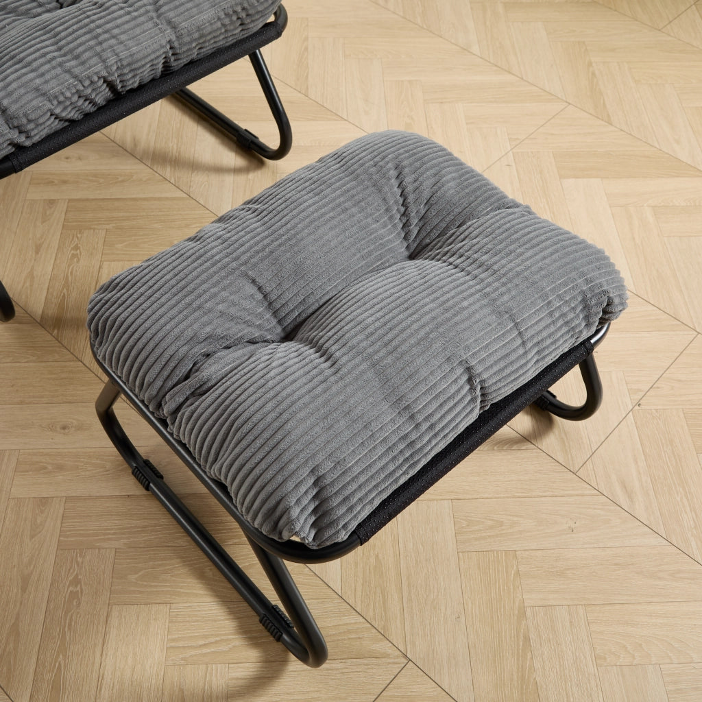 Chaise longue da esterno con poggiapiedi e cuscino imbottito; schienale reclinabile in acciaio grigio