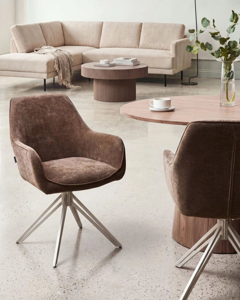 Set di 2 sedie da pranzo girevoli in tessuto marrone con braccioli e schienale, gambe in metallo beige, stile retrò-contemporaneo