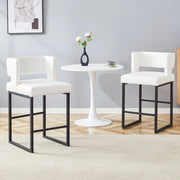 Sgabelli da bar nordici, 2 pezzi con seduta imbottita in PU bianco e gambe in metallo nero, 61 × 60,5 × 54 cm
