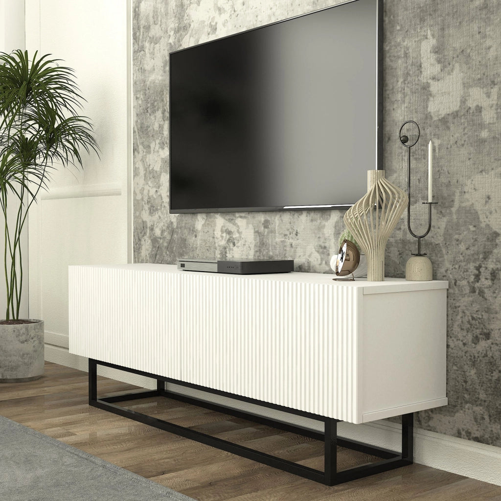 Mobile Porta TV Verpsboga a 2 Ante Decorative e Telaio in Metallo 135x32x47 cm - Bianco [en.casa]