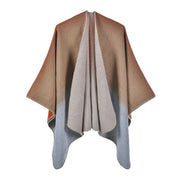 Elegante e semplice scialle, mantella da donna, sciarpa lavorata a maglia