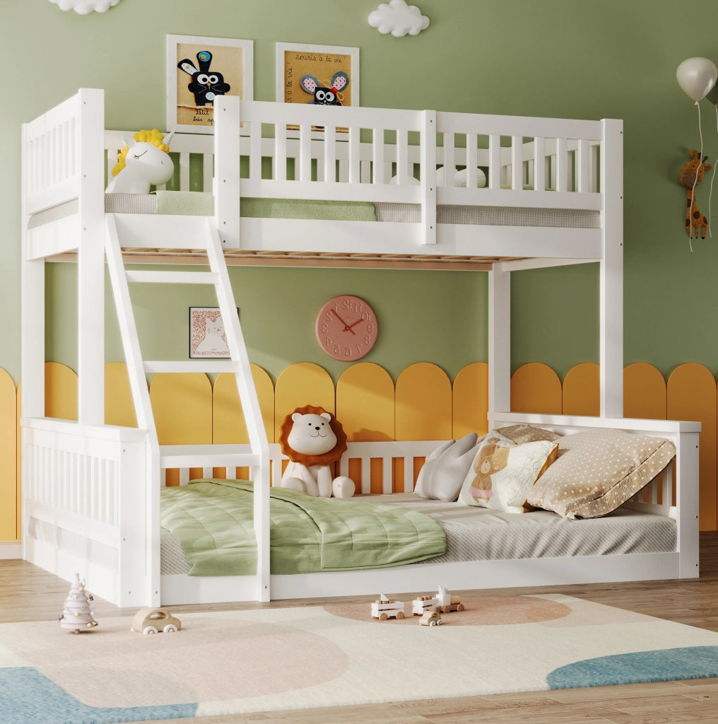Letto a castello 90x200 cm e 140x200 cm in pino con scala e parapetti; bianco