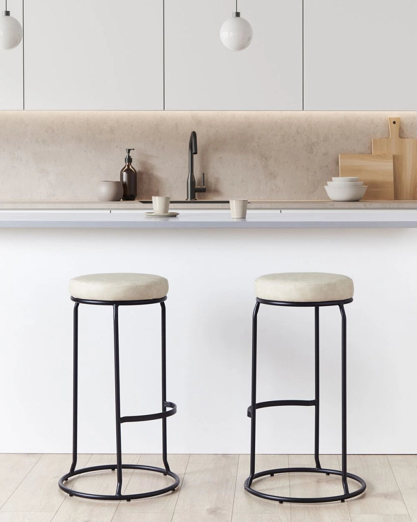 Set di 2 sedie da bar in ecopelle beige chiaro con gambe in acciaio senza braccioli stile moderno soggiorno