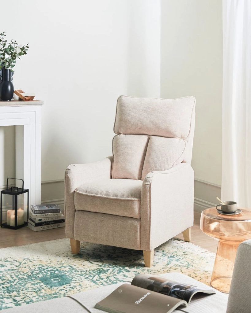 Poltrona reclinabile in tessuto beige con schienale regolabile e poggiapiedi estraibile in stile vintage