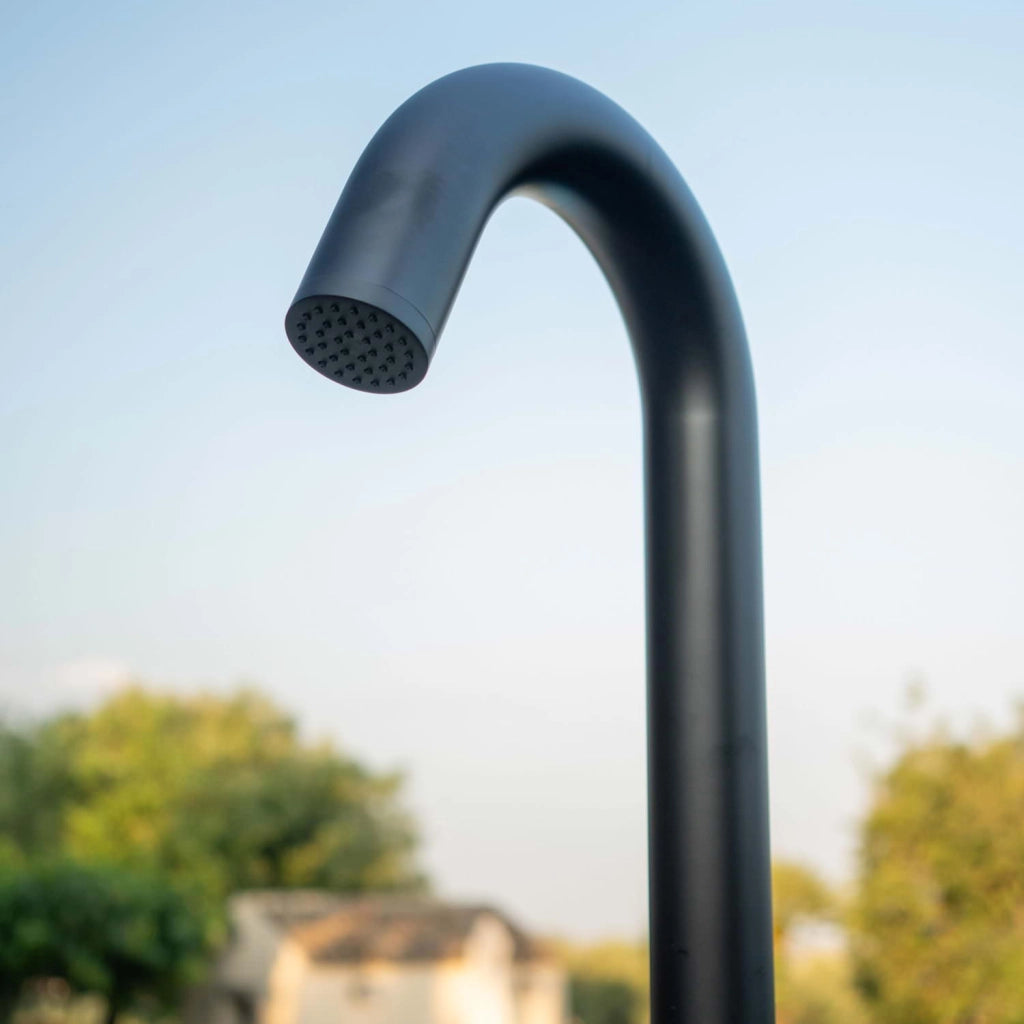 Sined Quartu Doccia Per Esterni In Acciaio Inox 316l Con Lavapiedi h 2289 Cm Nero Satinato Con Soffione Deviatore e Lavapied
