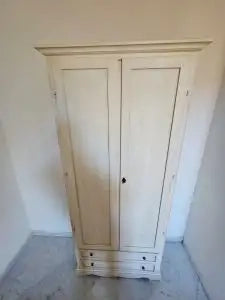 Armadio porta scope in legno arte povera Shabby chic bianco anticato con 2 cassetti